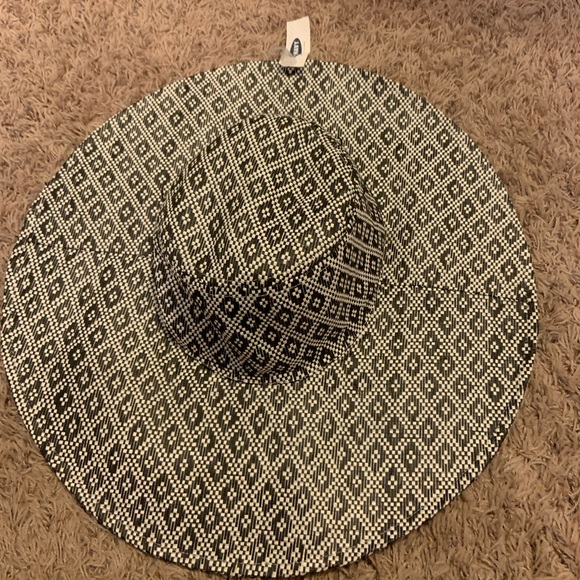 Old Navy Beach Hat - Picture 1 of 3
